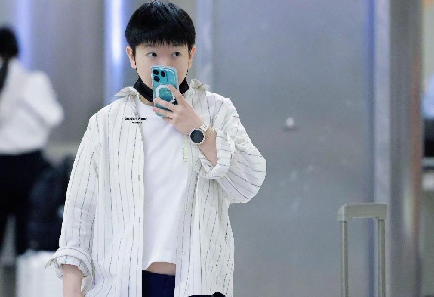 6月23日中午国乒平安落地洛杉矶莎莎现在太会穿搭了这哪里像是25岁的女孩啊