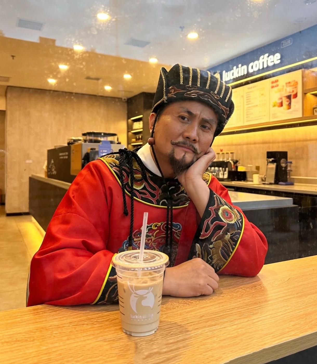 公元1564年冬，锦衣卫闯入严府时，严世蕃正在核算一笔账目。账本上清楚记着：浙江