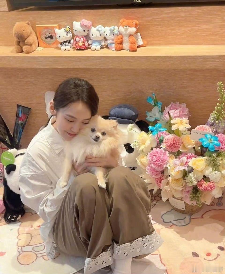张佳宁的社交媒体如同一扇窗，让我们得以窥见她生活中的点点滴滴。她时常分享与宠物嬉