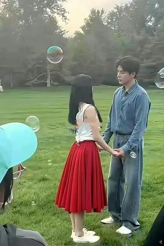 短剧赛道现在这么严苛吗，女主瘦的裙子最小码都要用夹子夹住……​​​