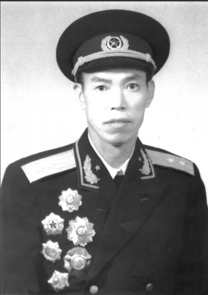 1967年，梁兴初调任成都军区司令员后，想去见邓华，却遭到秘书阻拦，梁兴初怒声道