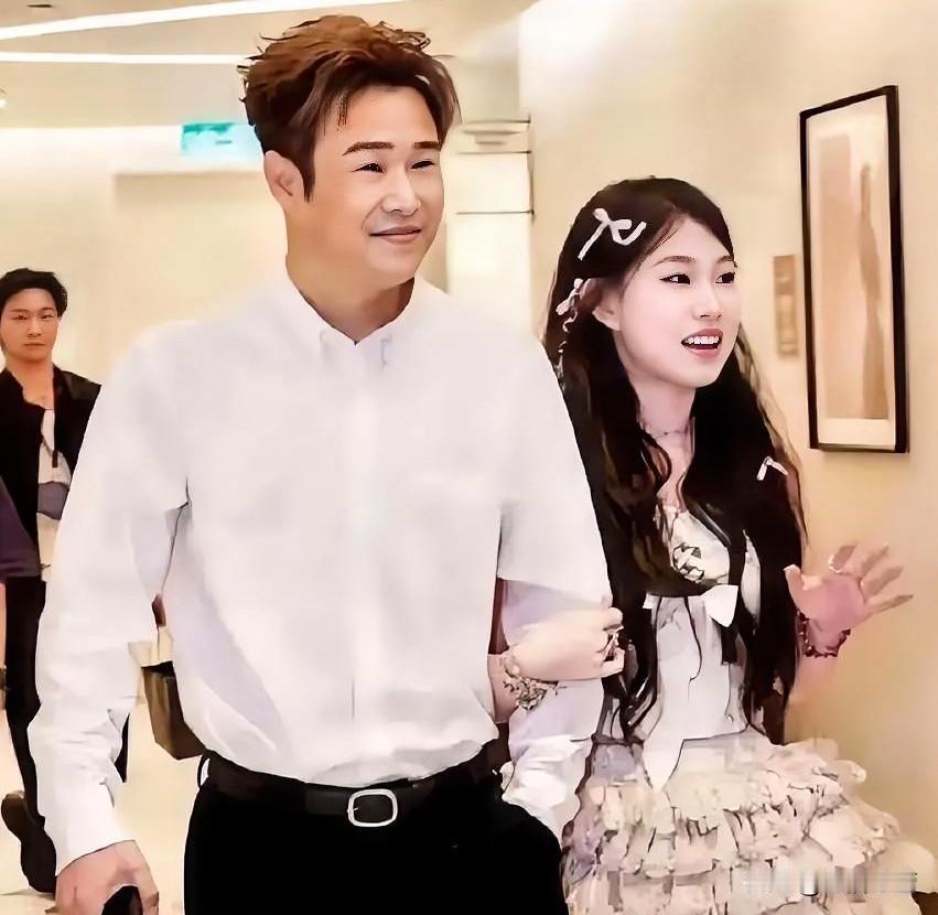 女儿唱歌跑调冲上热搜也就算了，他简简单单一句话，也跟着火了。面对女儿舞台上