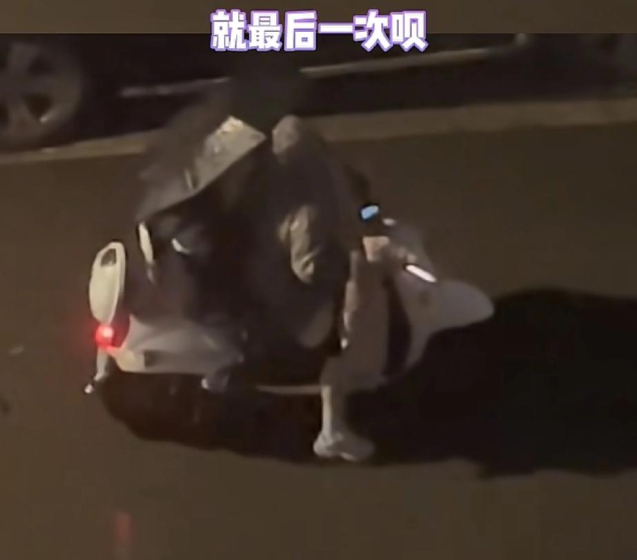 刷到条视频，看完真的破防了！！！大雨夜，妈妈骑着电动车载着孩子，孩子在后面努