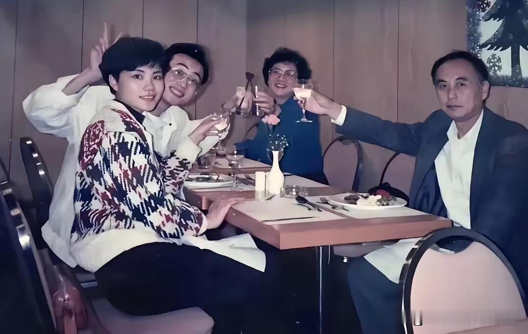王菲年轻时谈不上有多么漂亮，但她长得眉清目秀的，是在一众人里还是最显眼的那个女生