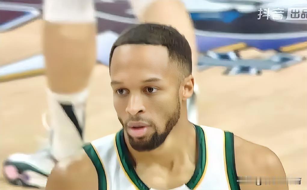 辽篮4分惜败给北控队，杨鸣慷慨拯救张庆鹏，可惜付豪空砍30+，杰隆布朗的神奇三分