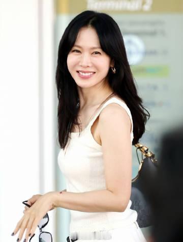 孙艺珍回应ins小号关闭27日，孙艺珍ins上发文并晒出了多张与李秉宪、朴喜