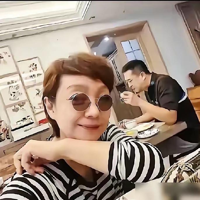 演员张嘉益说：“我老婆喝（8+1）是豪爽型的，什么都喝。她喜欢请客，喜欢聚会。我