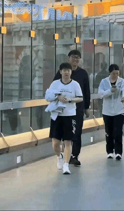 他们可真敢让莎莎带路啊这位可是能把自己搞丢顺带把队伍也带偏的主儿莎莎、佳佳