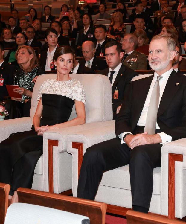 费利佩六世看演出，系着高级灰领带，坐在沙发上尽显王者气场！11月12日，费利佩国