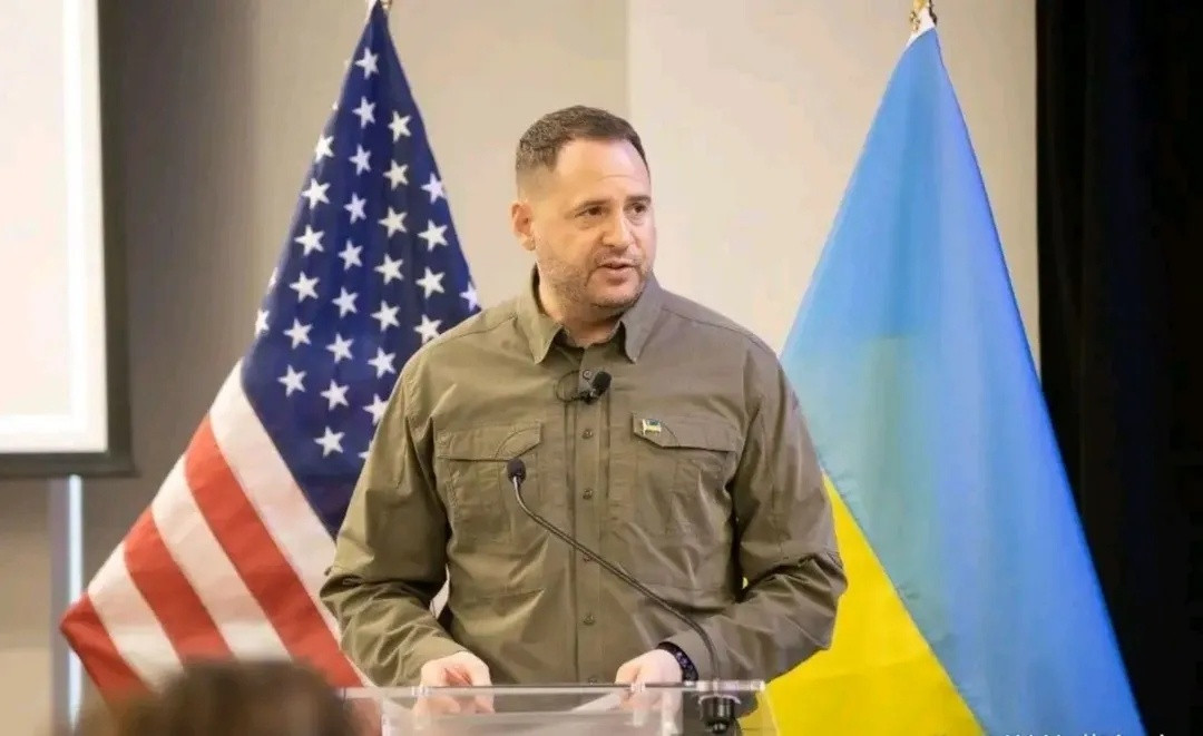 烽火问鼎计划尽管泽连斯基和扎卢日内经常做出团结友好的姿态，包括泽连斯基访问英国