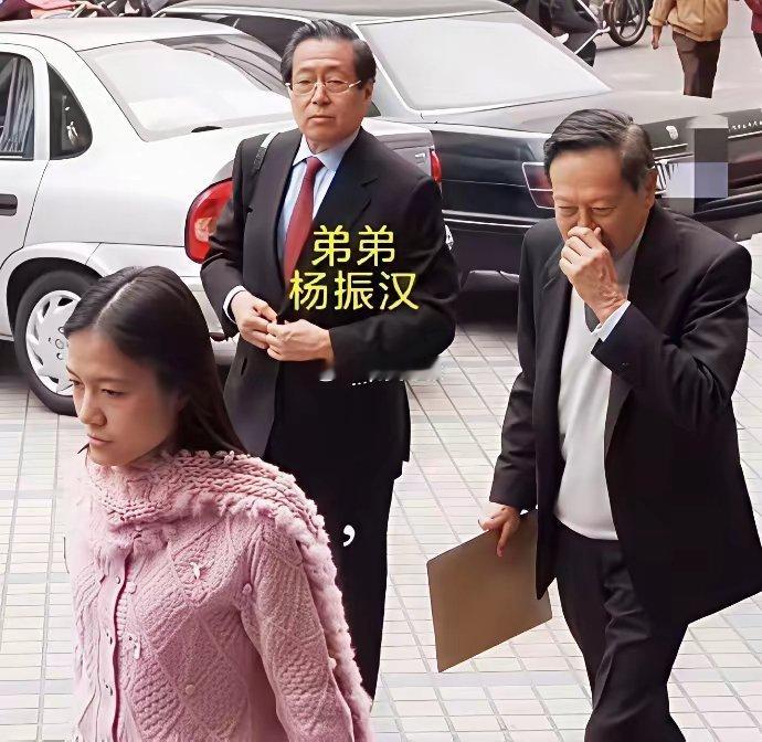 翁帆和杨振宁领证时的留影，杨振宁还有点不好意思
