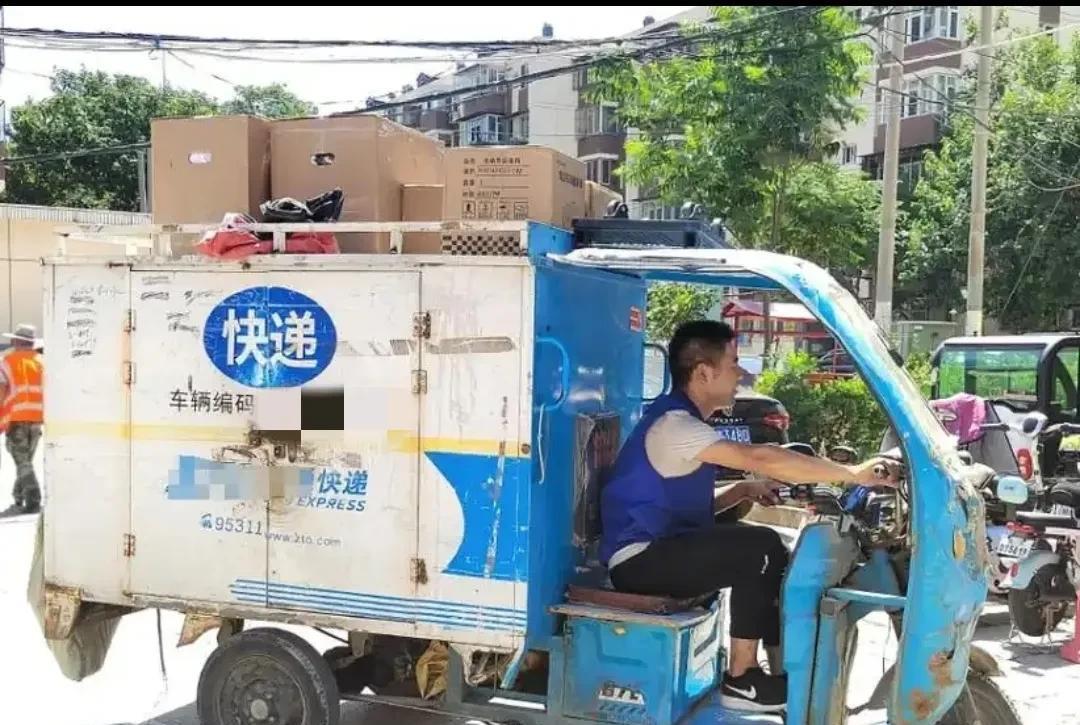 经常来我们这个小区送快递的小哥，最近我看到他每天早上都是自己买三个素包子吃。自己