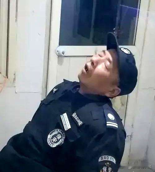 到底是什么样等级的保安，上班都可以睡觉，这么牛！这样的工作，真的太舒服了！[赞]