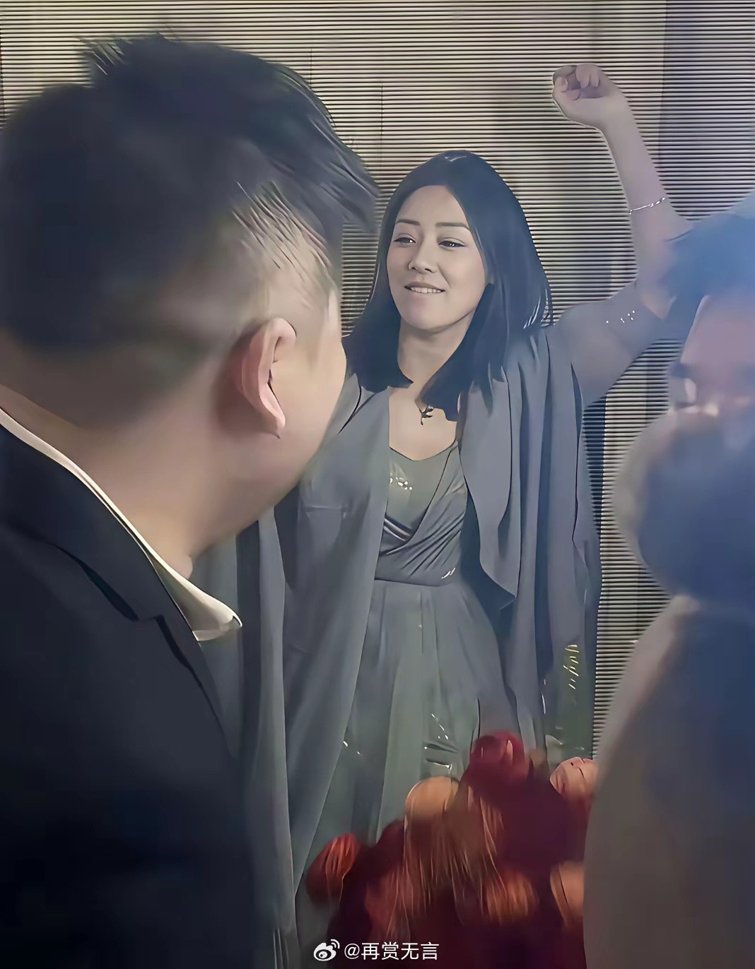 伴娘堵门不让进，兄弟团在线等招——方法不限，能进门就行。