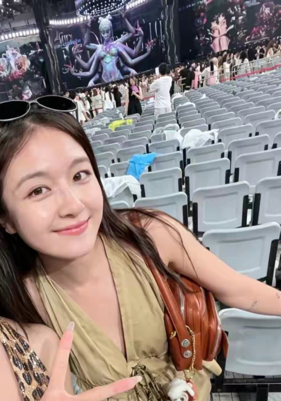 李兰迪素颜去看蔡依林演唱会，坐后排位置，还主动和其他粉丝一起合影，完全没有架子，