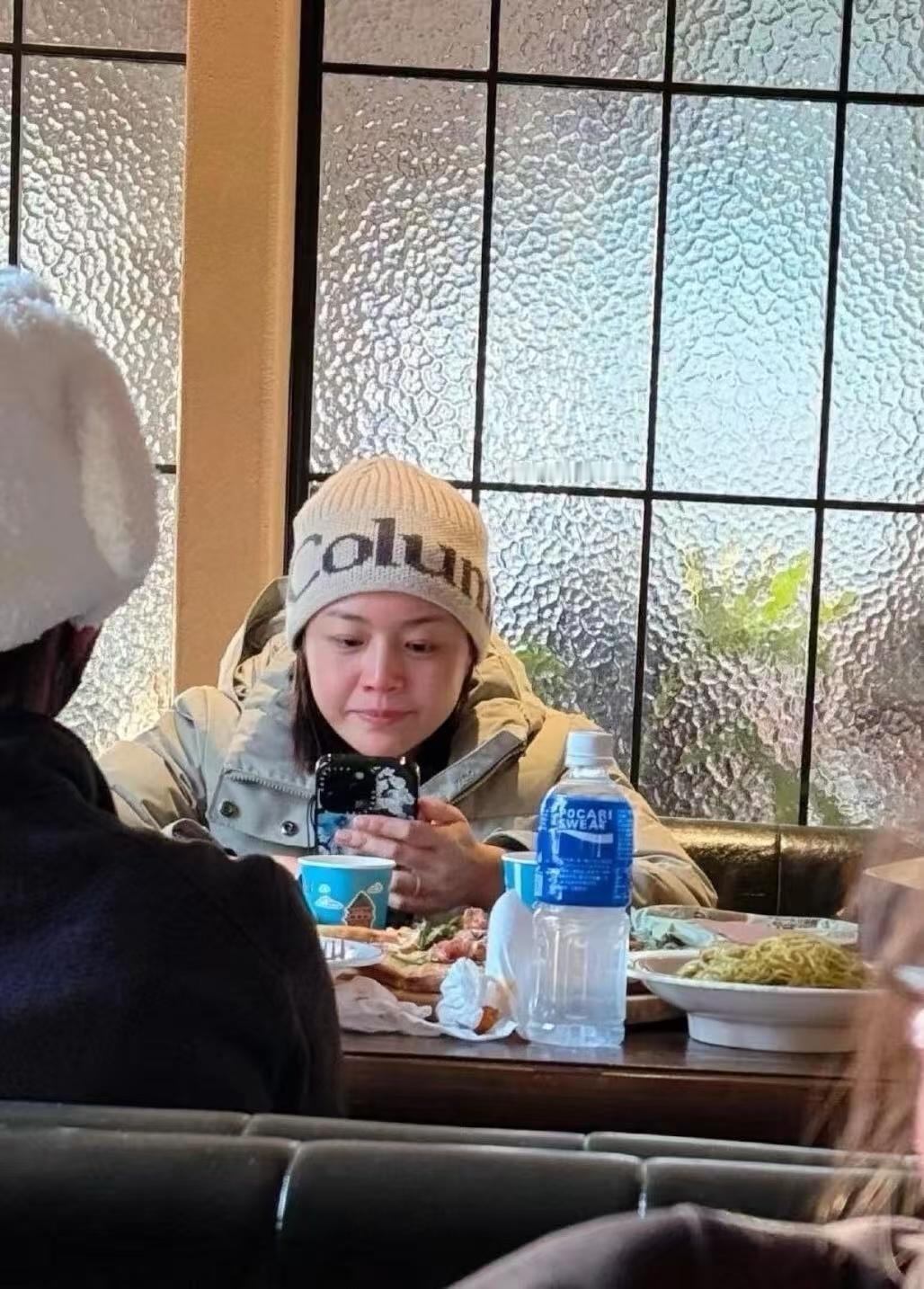 陈妍希素颜在餐厅就餐，素颜的她眼睛看起来没有那么有神，感觉没有上妆后漂亮，不过脸