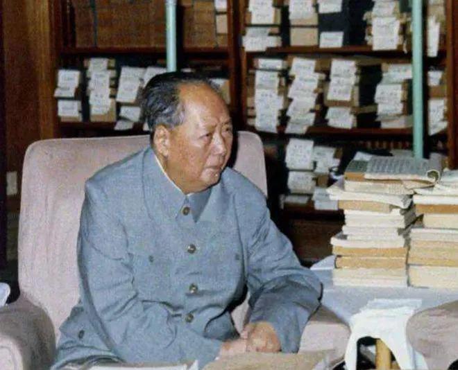 看看毛主席的办公书房，书籍文件堆积如山，就知道他老人家知识有多么渊博；为党日夜工