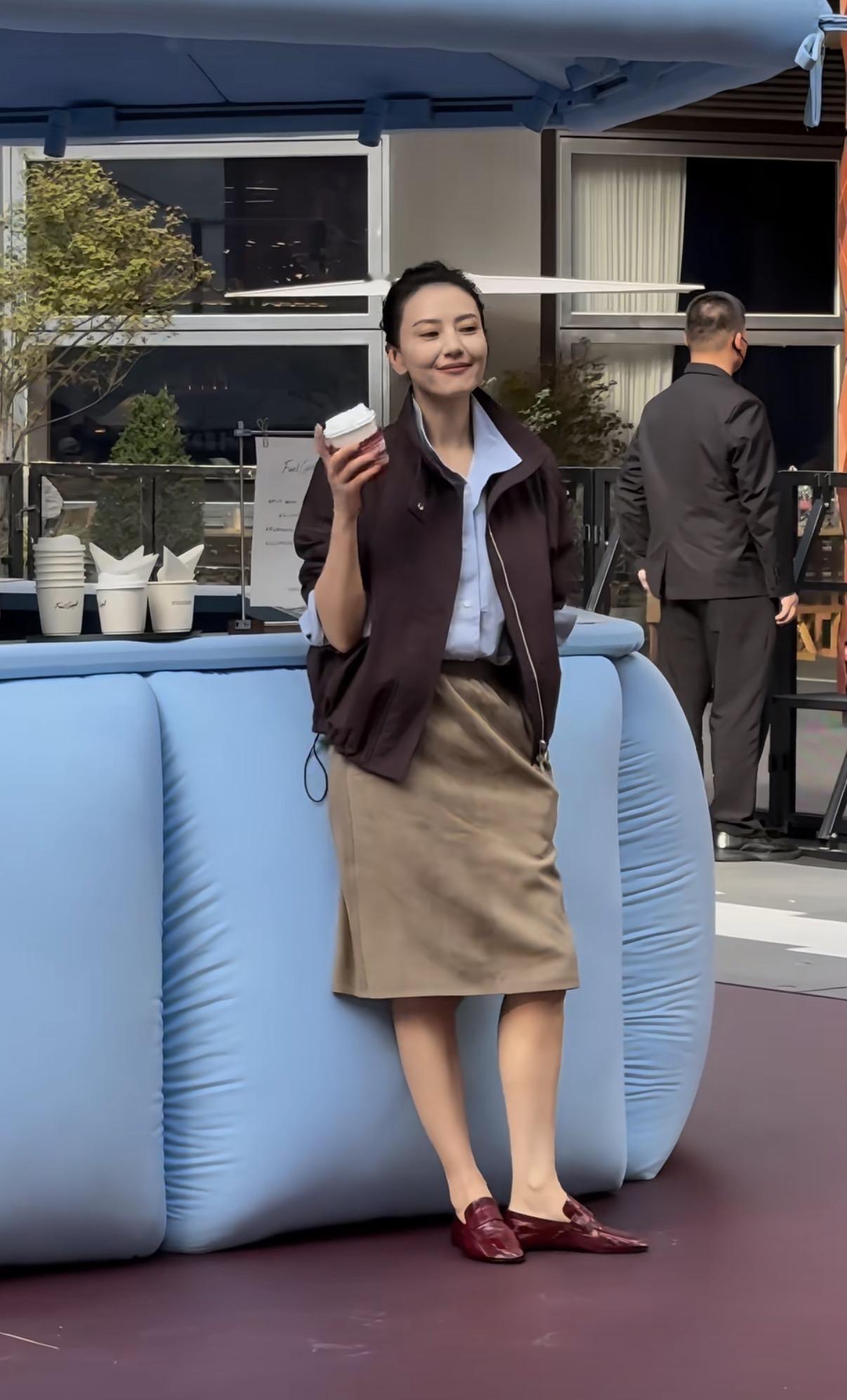 高圆圆在北京三里屯参加线下活动，在旁边看几分钟发现高圆圆好会凹造型啊！虽然这身穿