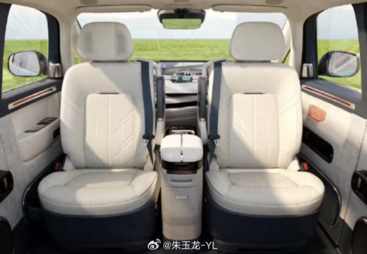 座椅里面，第二项规定是旋转座椅，行驶中必须前向锁死！随着舒适性卷到了一个新的地步