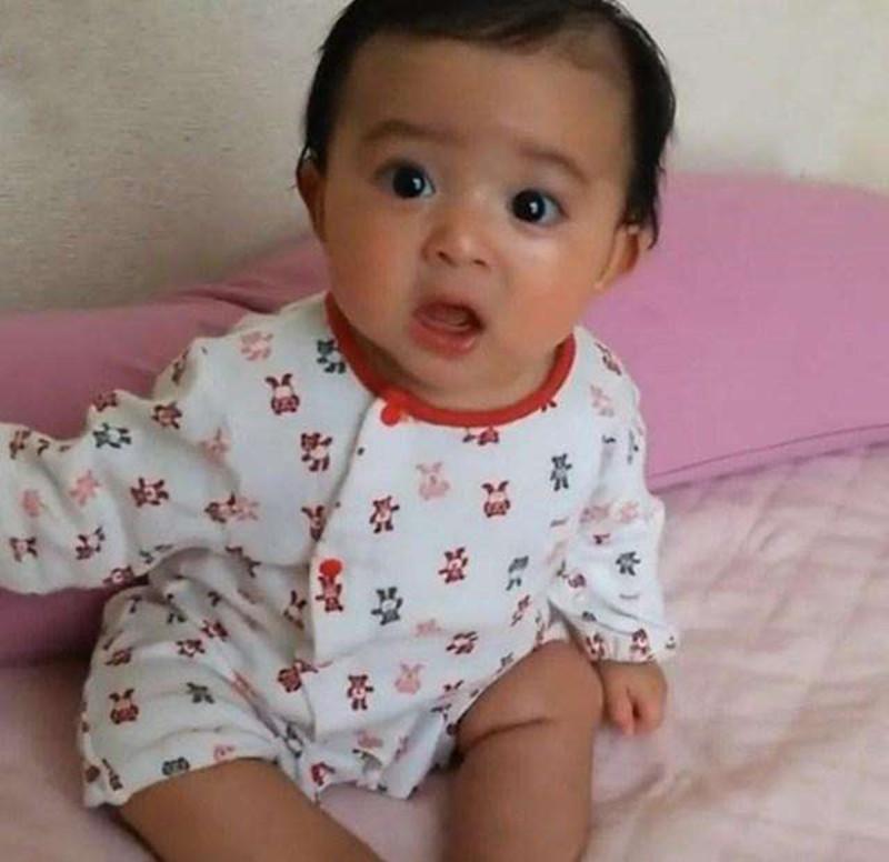 8个月的孩子被宝妈带去打疫苗, 打完回家闹情绪, 小动作太萌了!
