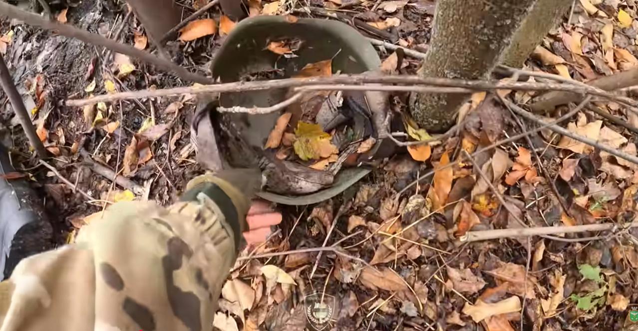 俄罗斯收尸队在地上捡起了一战士的头盔，可以想象这战士经历了什么样的生命结束？战