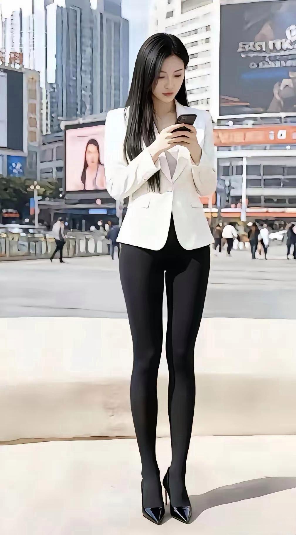 都市女郎穿搭指南：白色西装外套+黑色丝袜，时尚又优雅！