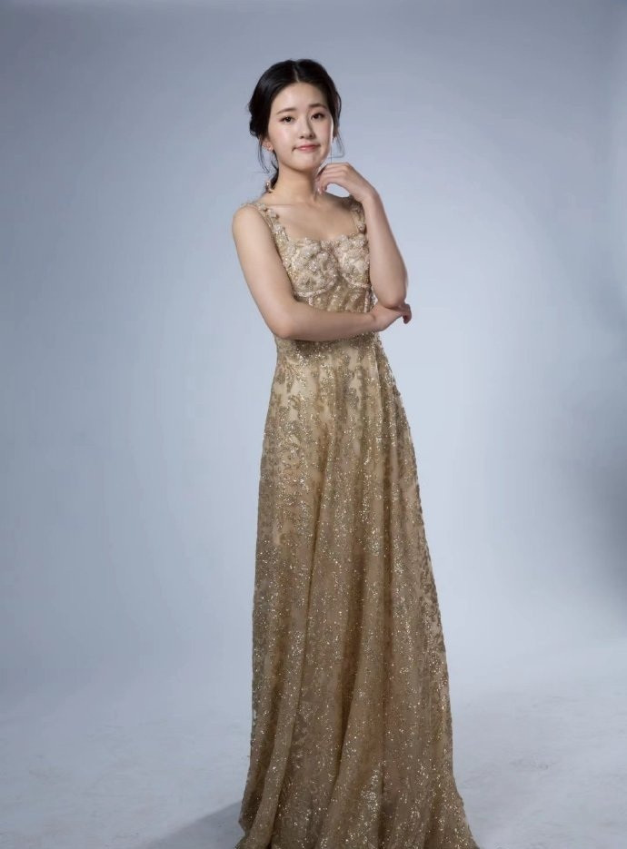 赵露思早期生图虽然肉肉的，但底子还是挺好看的​​​