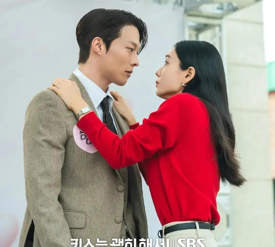 安恩真片酬暴涨300%这姐真的把韩剧女主卷疯了。《一吻爆炸》播完才俩