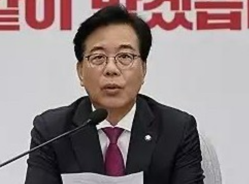 8日韩国国民力量党就法务部光复节特赦审查对象名单中包含祖国革新党前党首曹国一事，