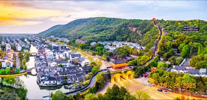 我的家乡，在河湖密布的江南核心区域——常熟。那里有一座小山