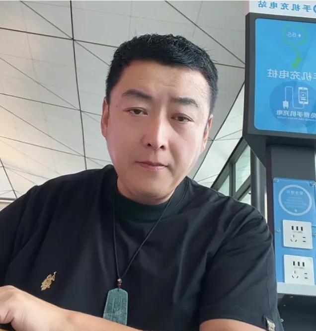 美爸一大早来到机场直播，到南昌，一个人出来的，本来不想去，太远了，我二姐求我们不