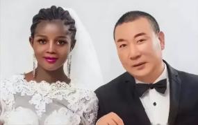 ☁2017年，47岁的中国大叔，跟一个18岁的非洲女孩开玩笑：“做我老婆怎