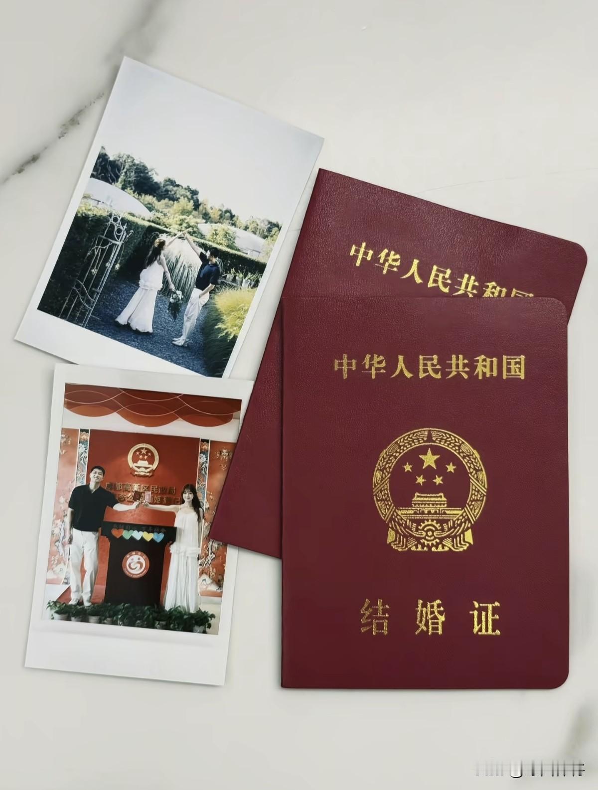 成都蓉城的二号门将蹇韬在七夕节这一天完成了人生大事，与女友领证结婚25岁的蹇韬