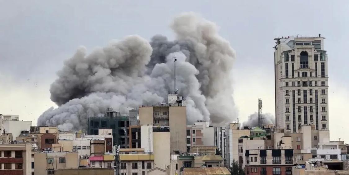 伊朗议长放狠话：敢动我基建，我就炸你老巢！3月9日凌晨，伊朗议会议长加利巴夫