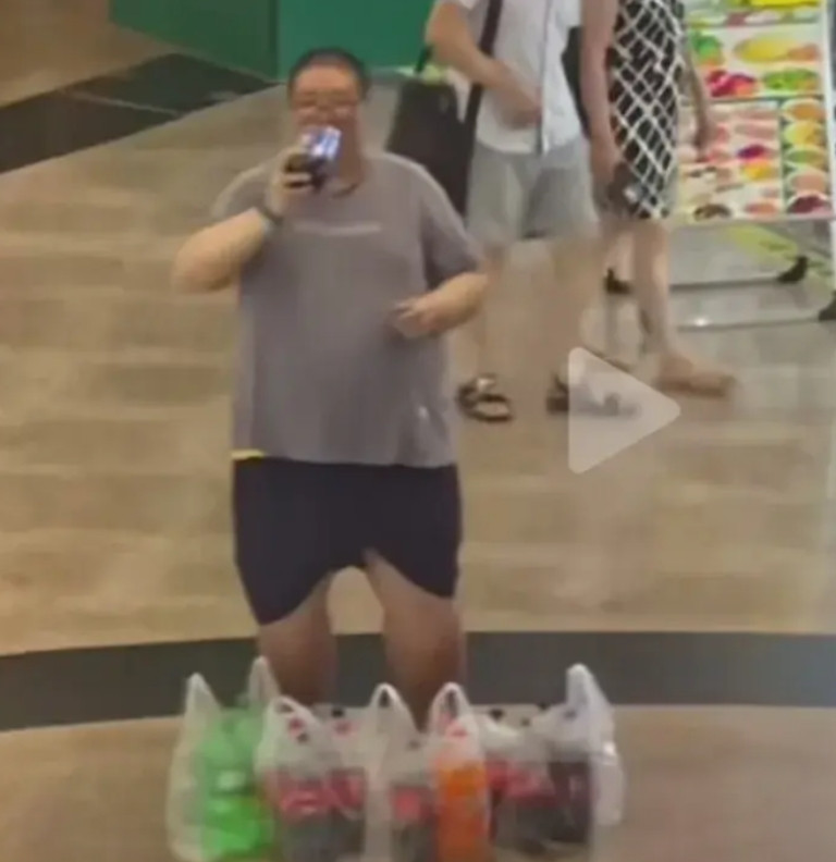 短短一分钟的视频里，他连续喝了5种不同的饮料，第一次对这样的人，没有丁点儿愤怒和