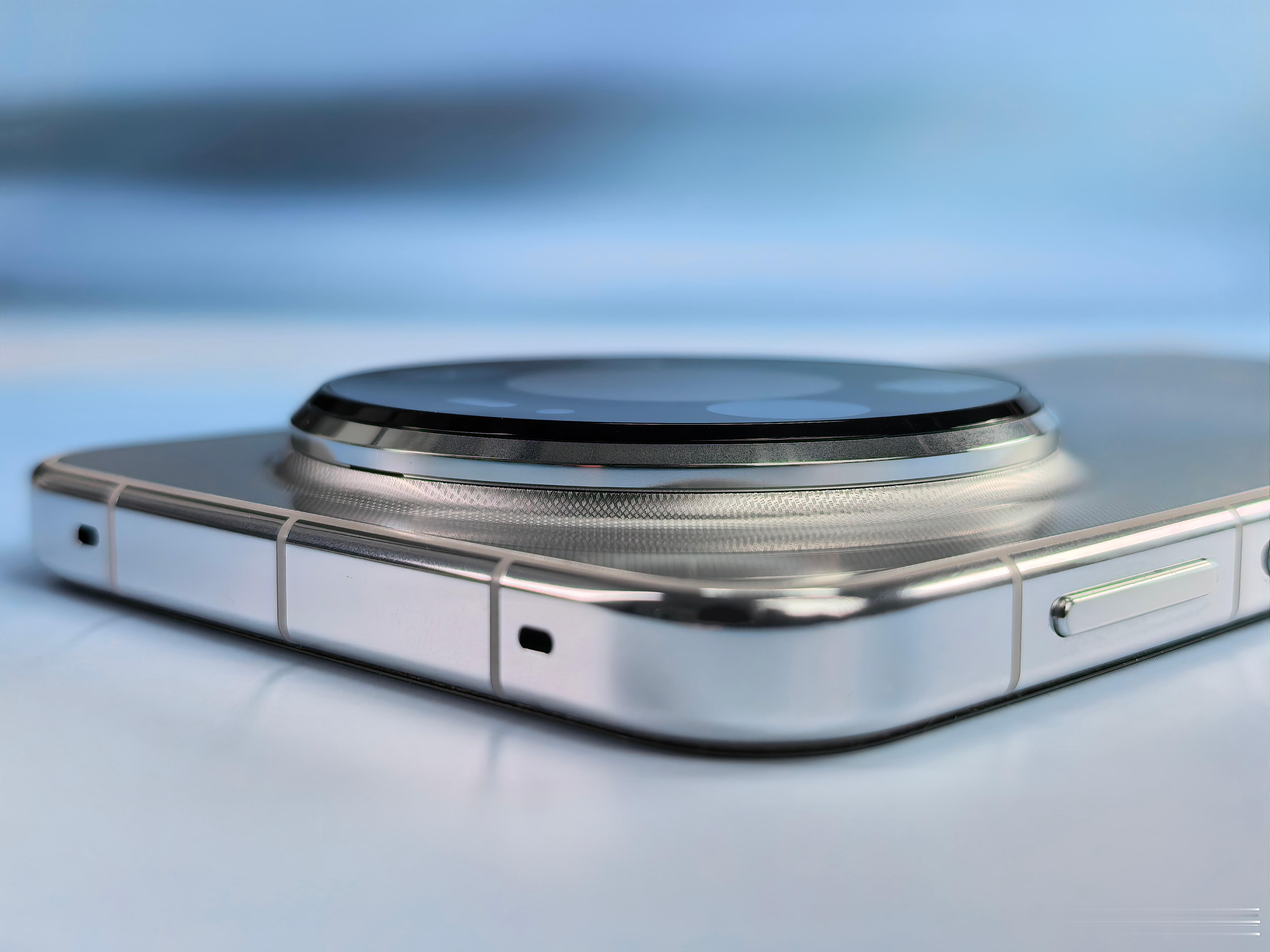 屏幕和性能的均衡性值得说。8000尼特峰值亮度，正午户外看导航不用挡阳光；21