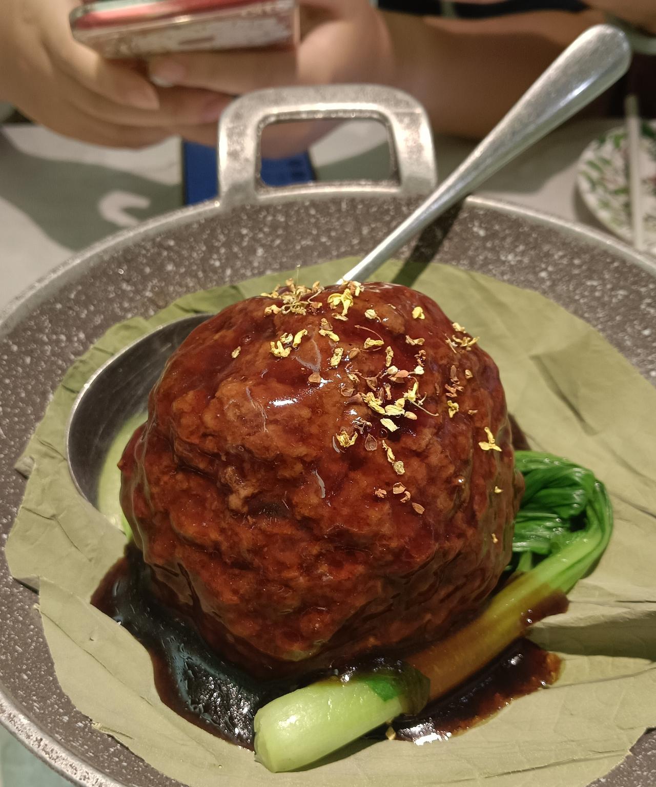 预制菜的使用在饭店已经很普遍，今天去了夫子庙一家淮扬菜馆。点餐2分钟，狮子头就上