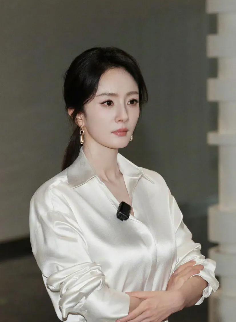 但凡杨幂稍微胖一点，穿上这个白色丝质衬衫都会超显胖，因为杨幂的胸实在是太大了，不