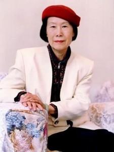 1951年，徐静斐去探望生病的父亲徐悲鸿，看到28岁的继母廖静文吃窝头就咸菜，顿