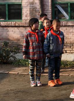 我小学的时候一个同学，她比她舅舅高两届，她三年级，她舅舅和我同班，我们一年级。