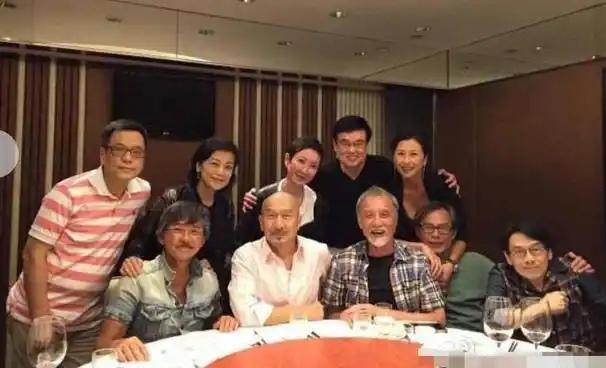 一众港星老友聚会的合照：我一眼就认出了戴着打孔眼镜、穿着牛仔半袖的林子祥与其
