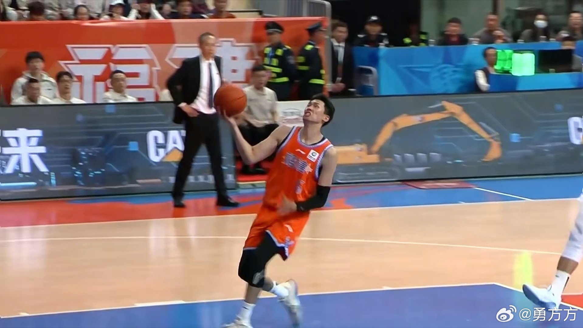 福建男篮战胜北京男篮首钢主要的问题是对皮特森加盟以后的福建研究不足，内心感觉手
