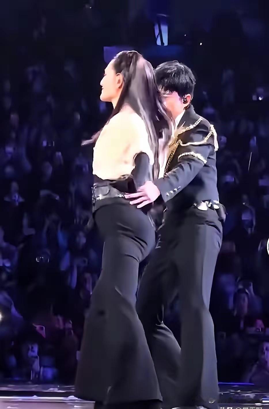 谢娜这张照片全网都是，都在说她这么有钱也管理不好身材。其实这个年龄，这样的身