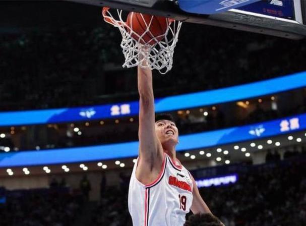 树挪死，人挪活。这句话用在徐昕身上再合适不过了。徐昕上个赛季还在广东队当替补，