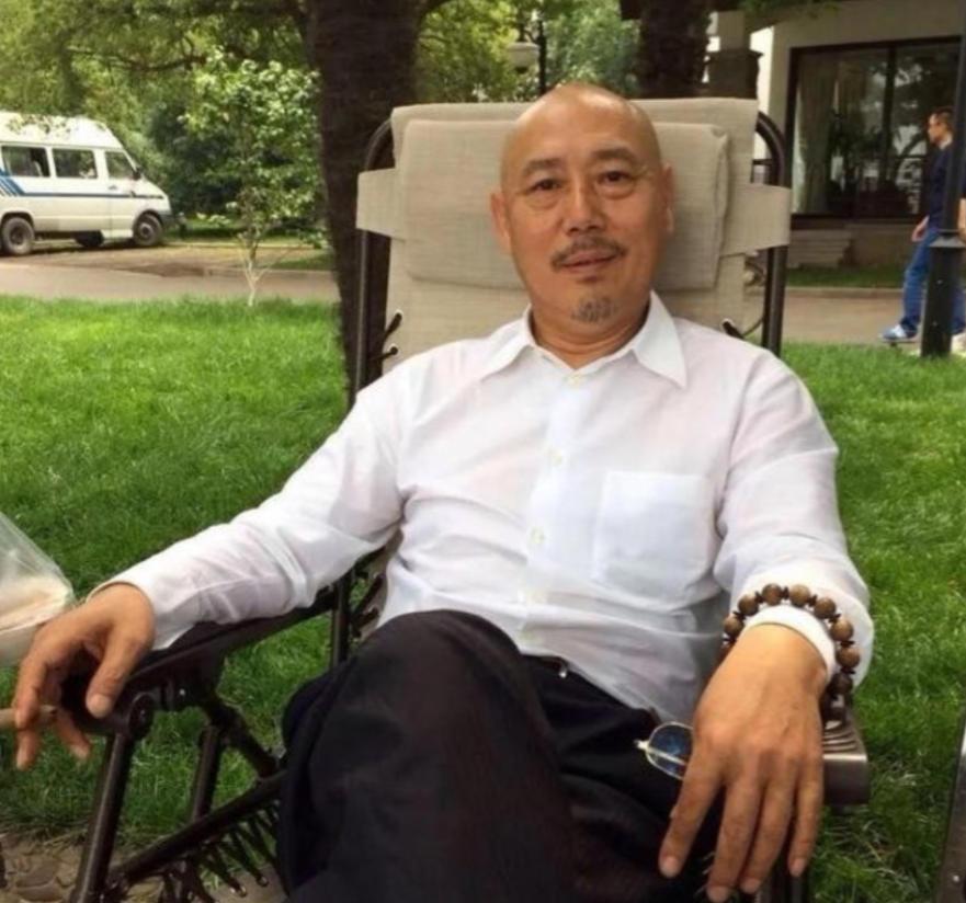 1991年，身价过亿的李诚儒，把糟糠之妻和6岁儿子赶出家门，转身娶了女朋友。20