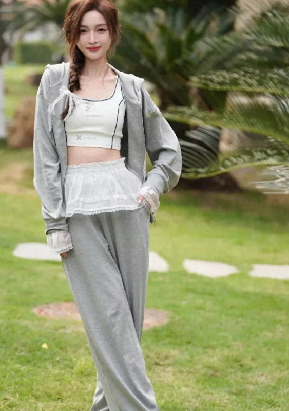 吴宣仪扎甜美麻花辫身穿灰色运动套装真青春减龄显活力