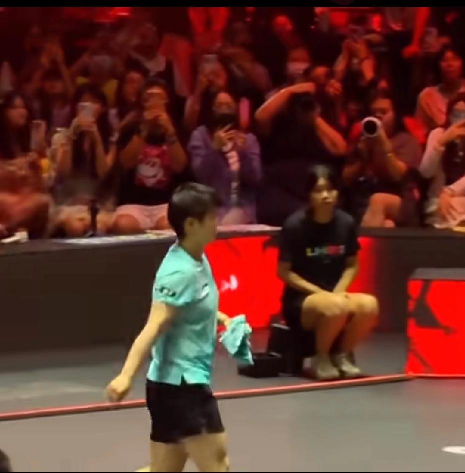 莎莎这个小迷糊，比赛的时候忘记拿毛巾了，裁判在催促上场了这边还没找到毛巾，还好莎