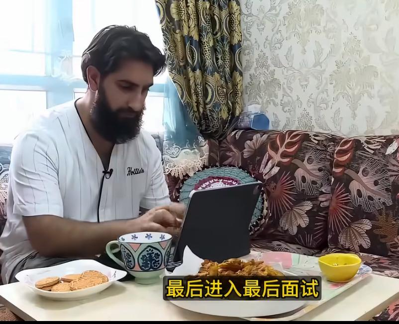南亚裔因胡子面试失败，对香港机场感到很失望，认为应该尊重别人的信仰自由他说着