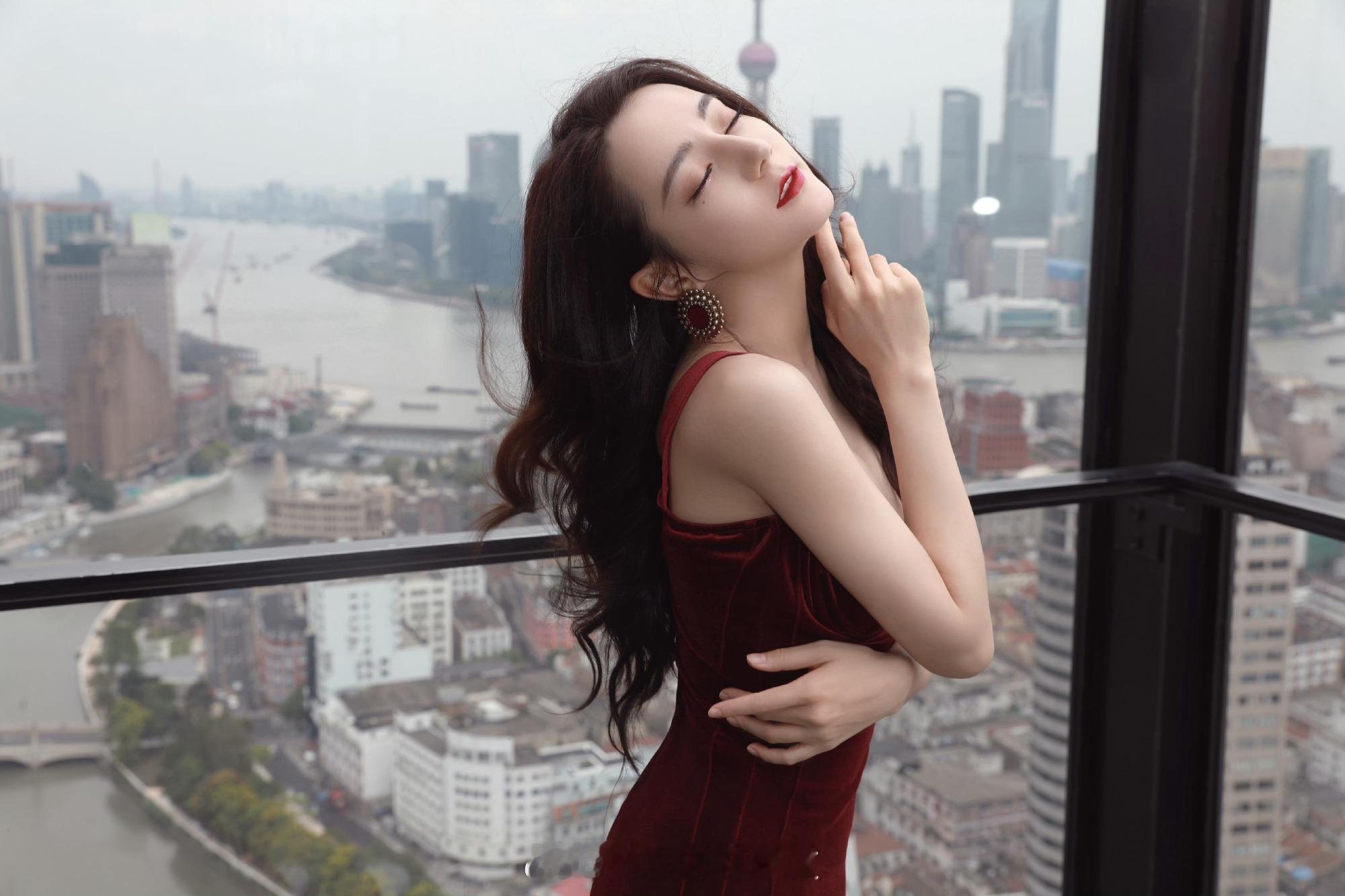 迪丽热巴建模红色吊带裙曼妙身姿​​​