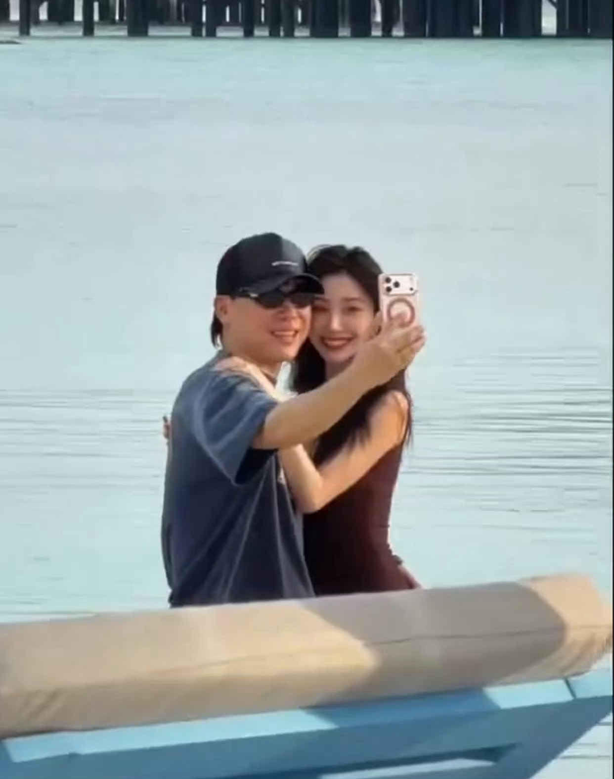 我天哪！！他俩啥时候在一起的啊！！！